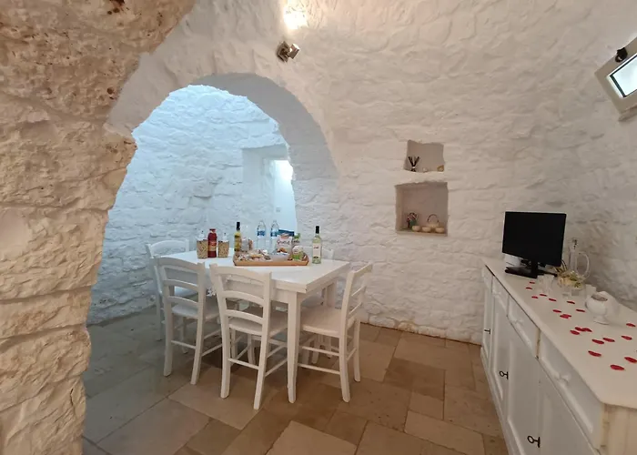 Trullo Bianco Ulivo * Ostuni